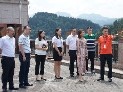 红花岗经开区党工委委员、管委会副主任刘美珊带队到尊龙凯时酒生产车间考察